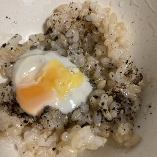 うずらの卵のせのブラックペッパーチャーハン